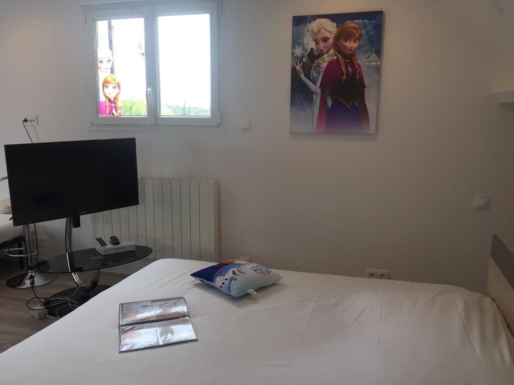 Chambres D'Hotes Poirier Bazin Montry Exterior foto