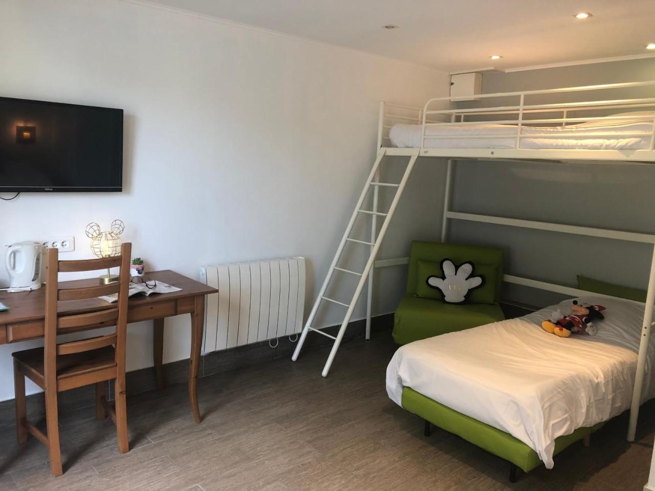 Chambres D'Hotes Poirier Bazin Montry Exterior foto